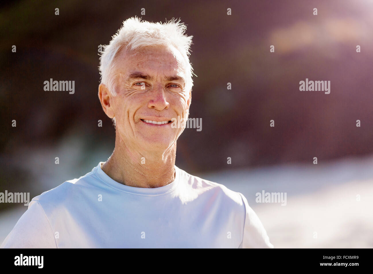 Mann am Strand in Sportbekleidung suchen, Fit und glücklich Stockfoto