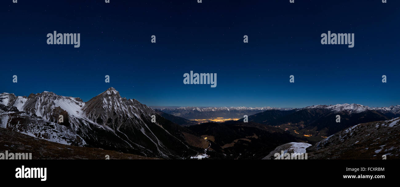 Berglandschaft, Nacht, Serles vor, Innsbruck hinter Wipptal Recht, Nordkette hinter, Stubaier Alpen, Tirol, Österreich Stockfoto