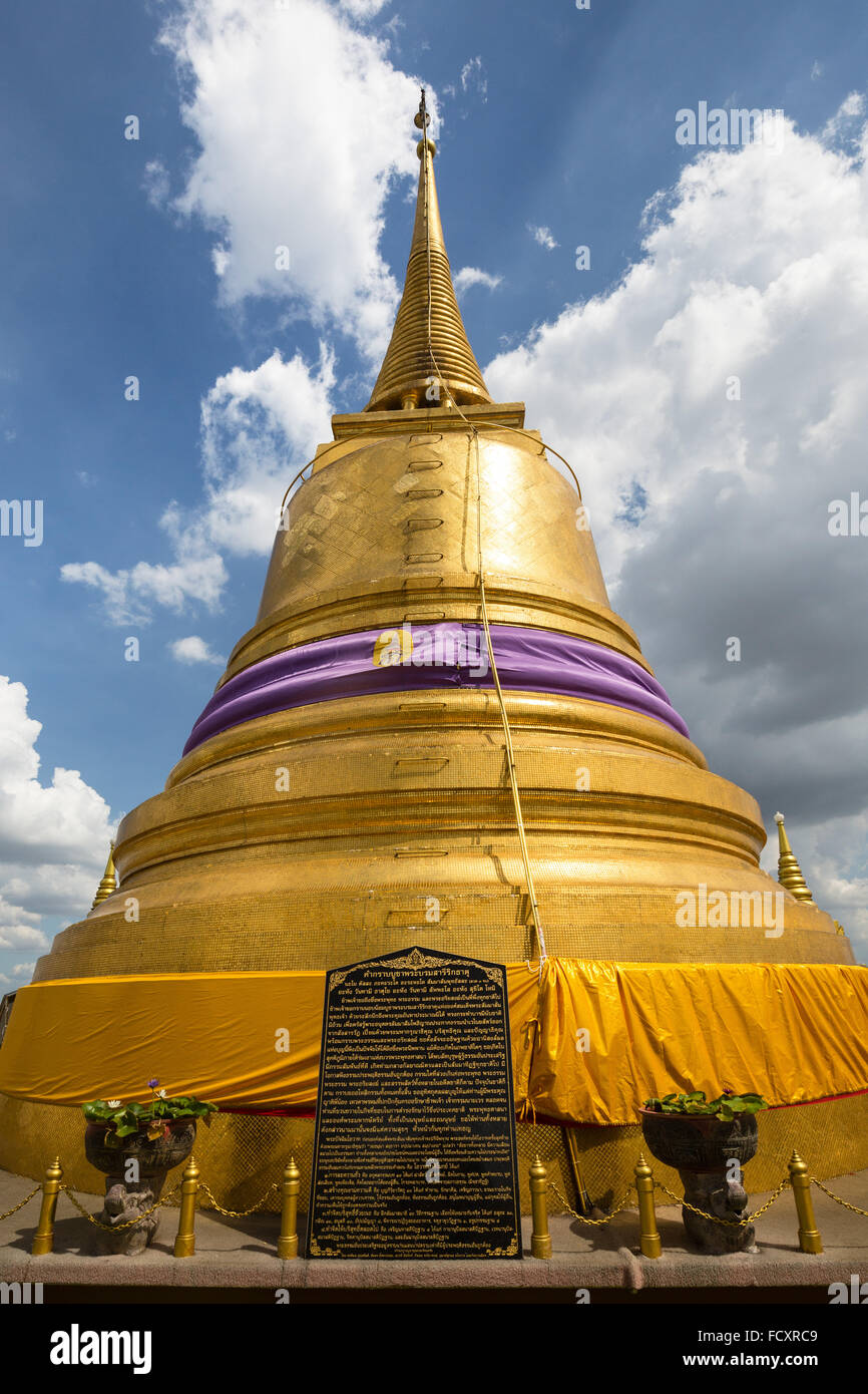 Wat Saket, Golden Mount Temple, Phu Khao Thong, tablet vor goldenen Chedi, Bangkok, Thailand Stockfoto