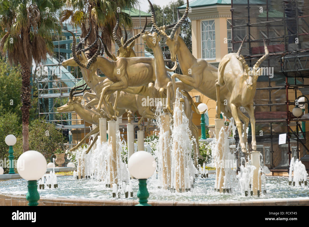 "Springen Impala" Eingang Brunnen im Gold Reef City Casino, Johannesburg, Provinz Gauteng, Südafrika Stockfoto
