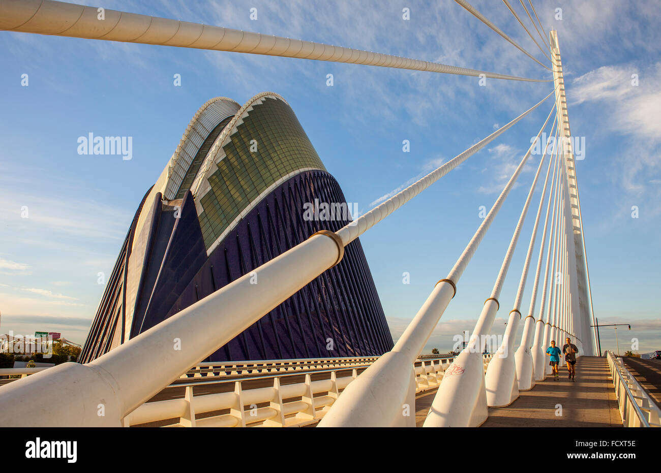 El Pont de l'Assut de l ' or und L'Agora in der Stadt der Künste und Wissenschaften. Valencia, Spanien. Stockfoto