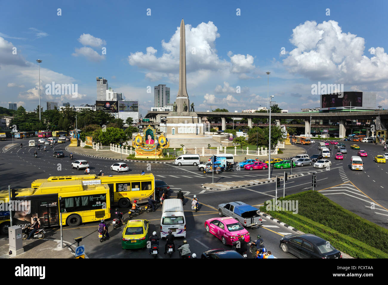 Siegesdenkmal, Siegessäule am Kreisverkehr, Stadtbusse, Bezirk Ratchathewi, Bangkok, Thailand Stockfoto
