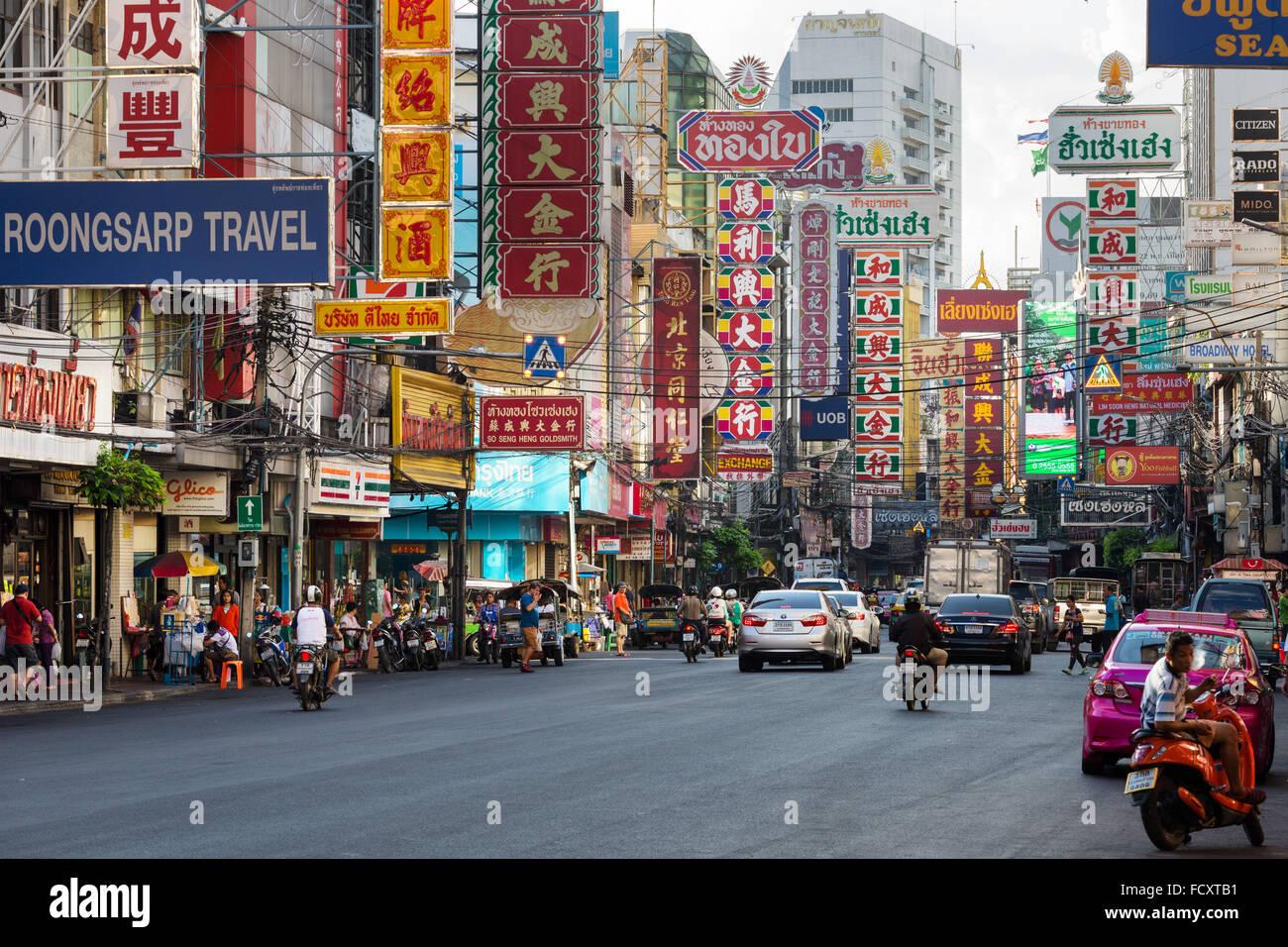 Yaowarat Road in Chinatown, Menschen und Autos, Einkaufsstraße, Werbetafeln, Neon Schilder, Bangkok, Thailand Stockfoto