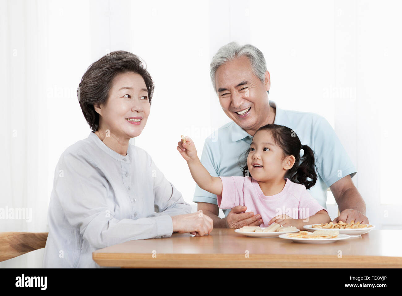 Liebevolle Großeltern kümmert sich um eine Enkelin Stockfoto