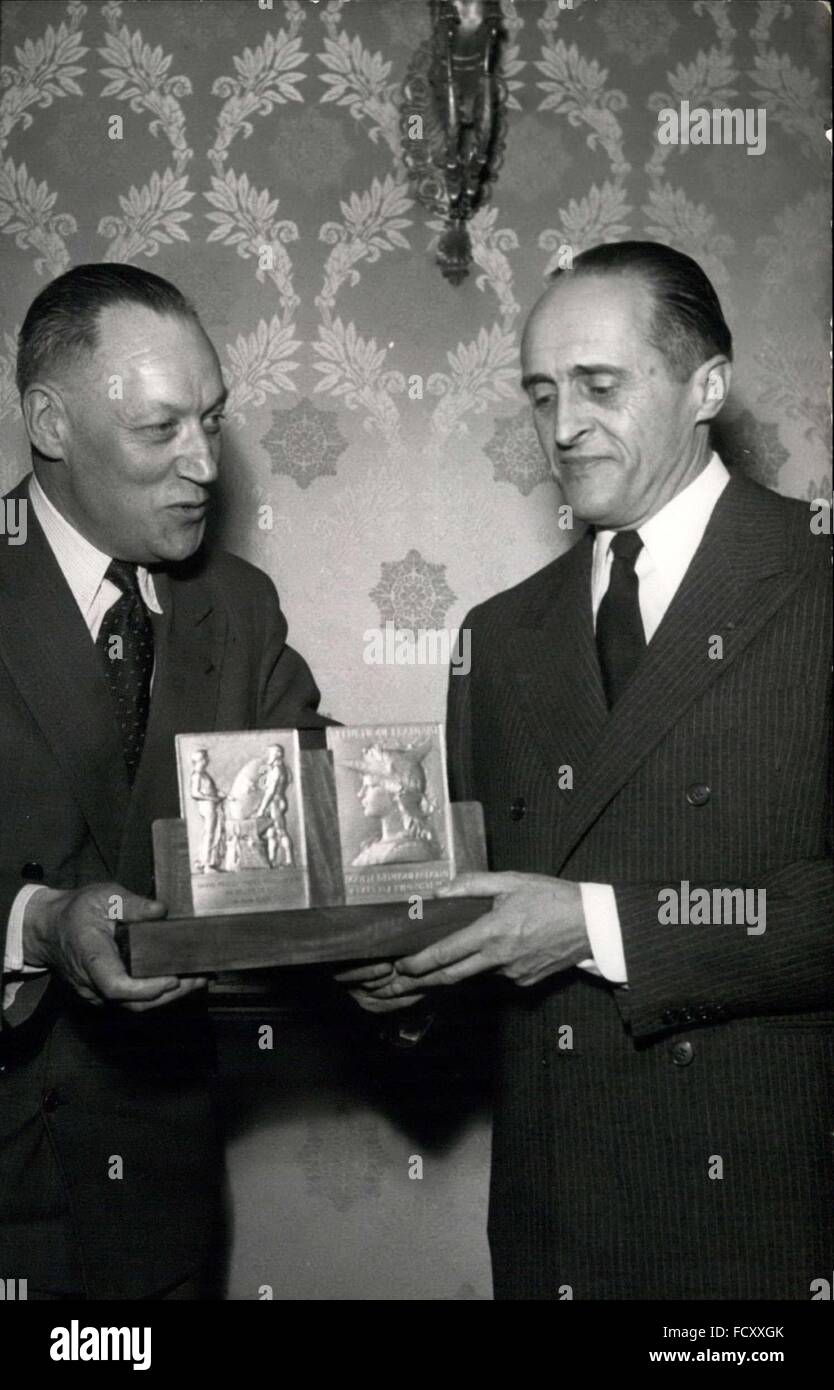 1962 - René Clair ausgezeichnet Hauptpreis des französischen Kinos für Belles de Nuit''; M. Louvel (links), Minister für Industrie, Hände die Trophäe an dem berühmten französischen Filmproduzenten im Rahmen einer Zeremonie in der vergangenen Nacht. © Keystone Bilder USA/ZUMAPRESS.com/Alamy Live-Nachrichten Stockfoto