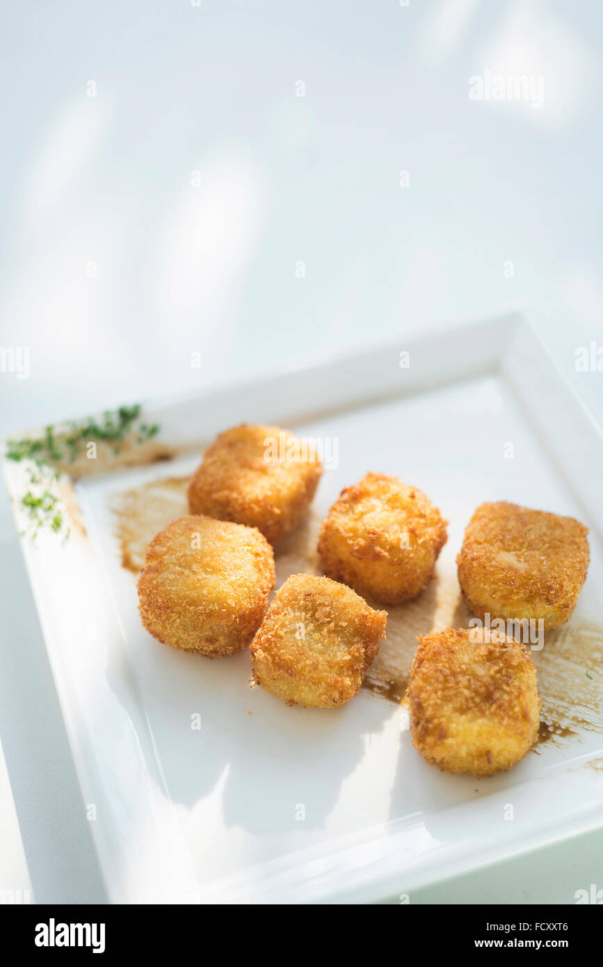 Panierte gebratene Kartoffeln und Gemüse Würfel Kroketten Stockfoto