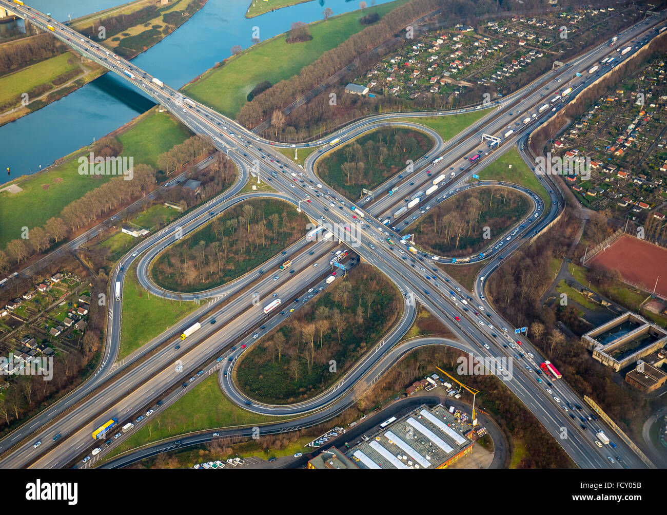 A40 und Autobahnanschluss A59, Kleeblatt mit Baumpflanzungen, Duisburg