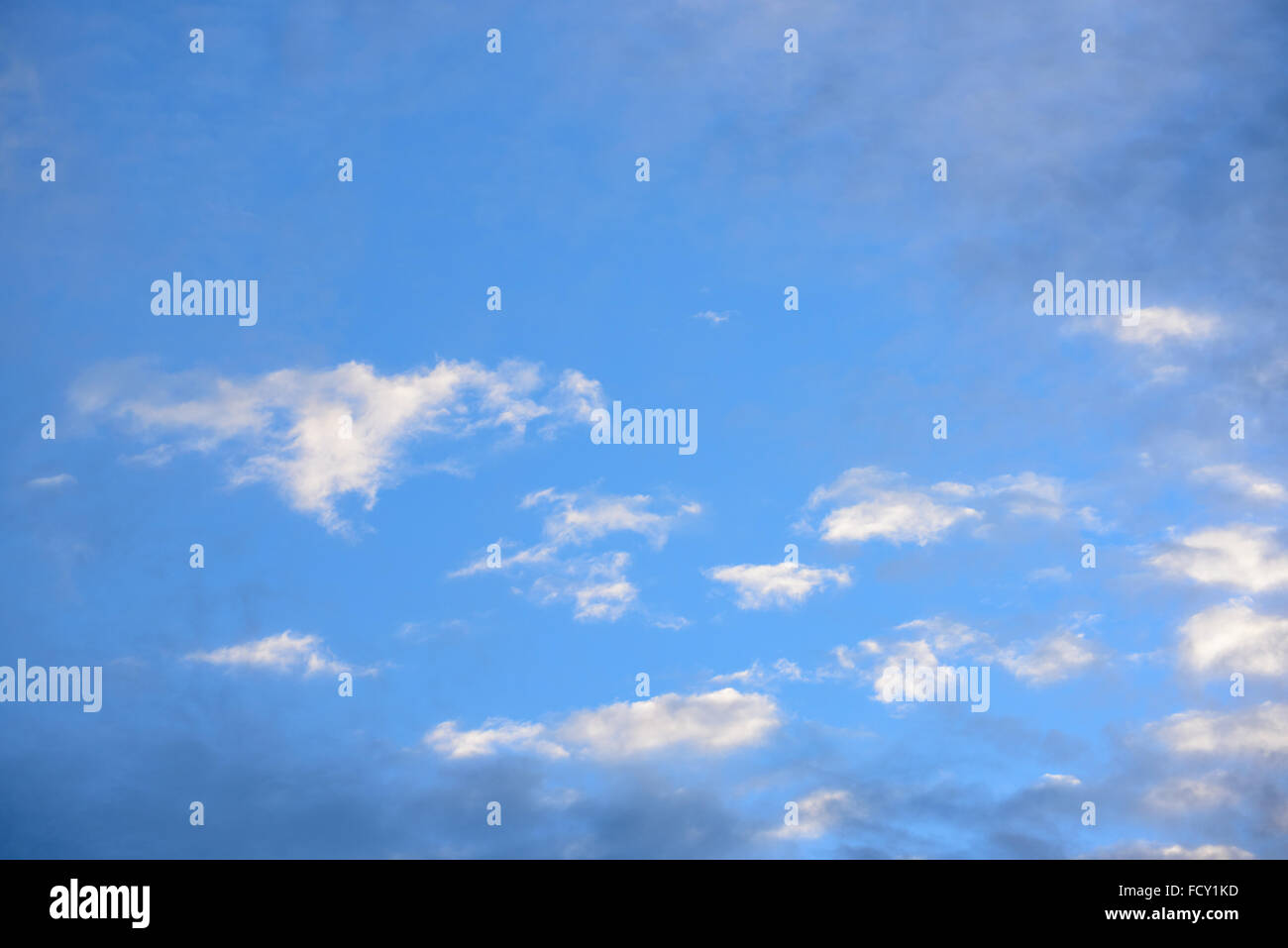 Wolken mit blauem Himmel in der goldenen Zeit Stockfoto