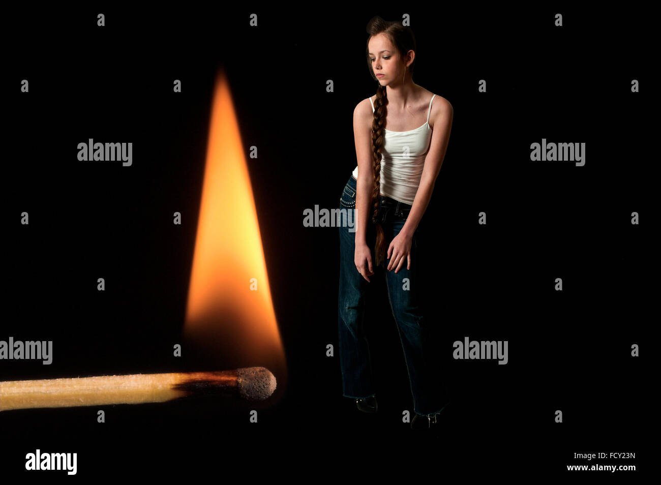 Frau stand neben ein brennendes Zündholz Stockfoto