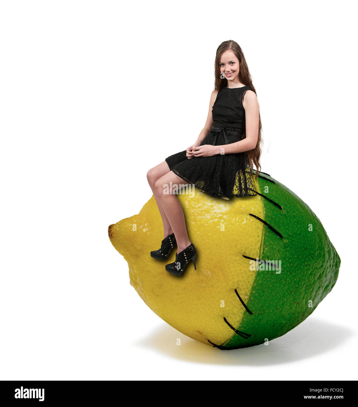 Eine schöne junge Teenager Frau sitzen auf einer Zitrone-Limette Stockfoto