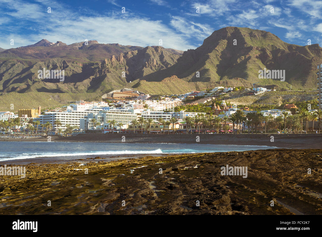 Teneriffa, Spanien - 12. Januar 2013: Panoramablick auf den beliebten Kanarischen Ferienort Playa de Las Americas, Teneriffa, Kanarische Inseln Stockfoto