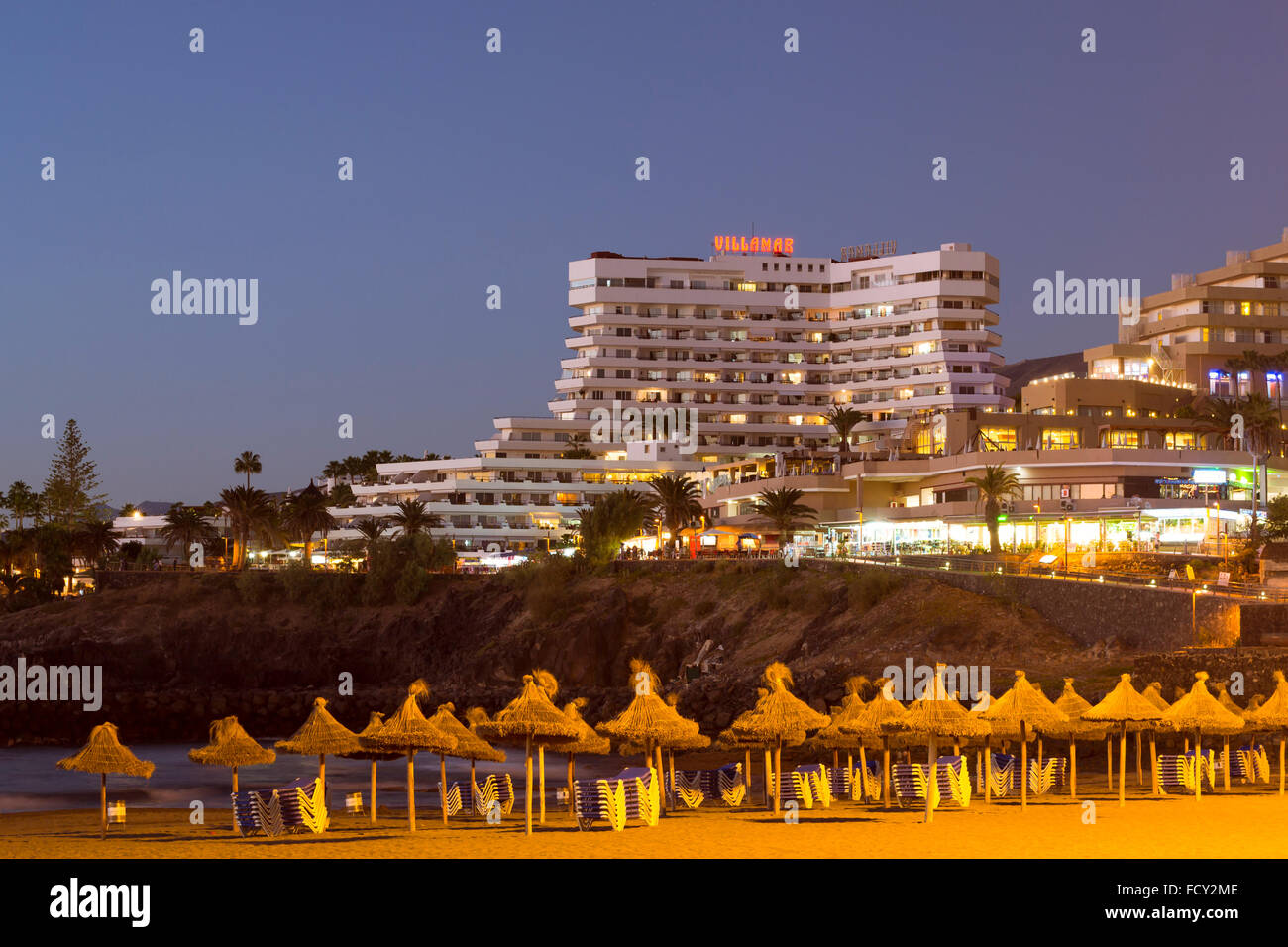 Teneriffa, Spanien - 12. Januar 2013: Villamar Apartments. Sonnenuntergang an der Küste in den beliebten Kanarischen Ferienort Playa de Las Amerika Stockfoto