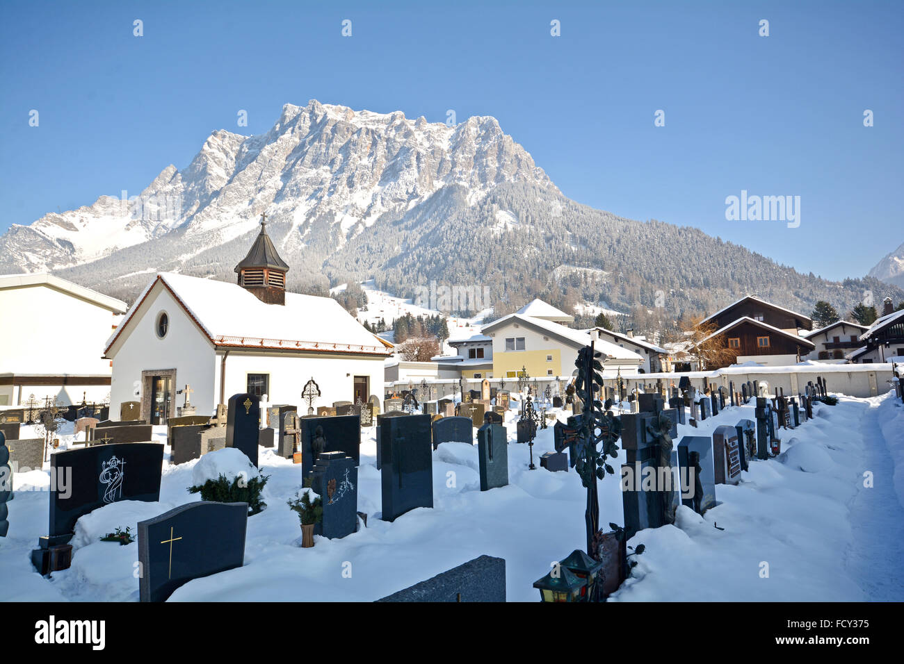 Pfarrkirche und Friedhof in Ehrwald mit Gipfel der Zugspitze, Deutschlands höchstem Berg Stockfoto