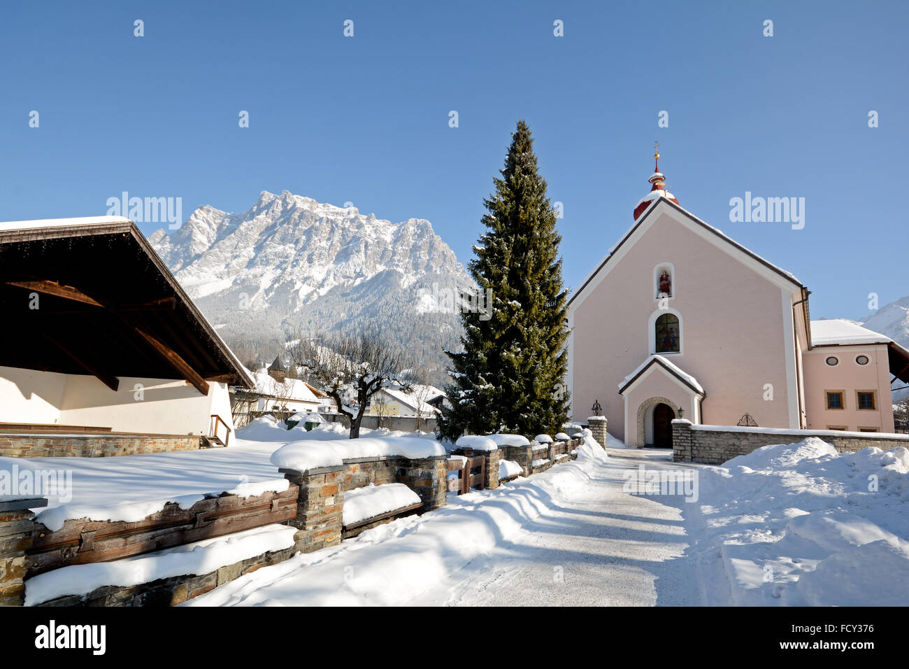 Pfarrkirche in Ehrwald mit Gipfel der Zugspitze, Deutschlands höchstem Berg Stockfoto