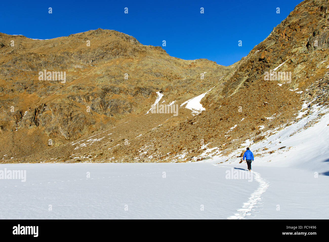 Schitag Auf Zugefrorenen sehen / Winterwandern auf zugefrorenen See Stockfoto