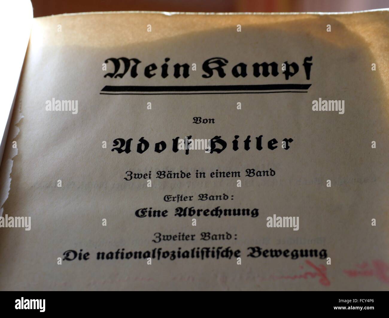 Eine Auflage aus dem Jahr 1938 von 'Mein Kampf' von Adolf Hitler, fotografiert am 19. Januar 2016 in Kassel (Hessen). Foto: Franz-Peter Tschauner/dpa Stockfoto