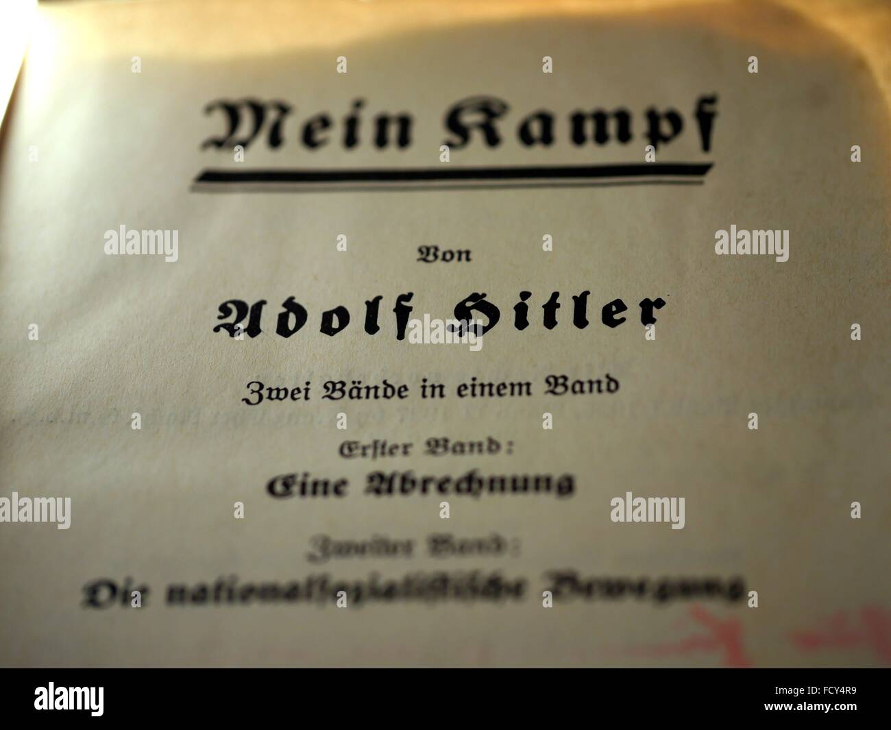 Eine Auflage aus dem Jahr 1938 von 'Mein Kampf' von Adolf Hitler, fotografiert am 19. Januar 2016 in Kassel (Hessen). Foto: Franz-Peter Tschauner/dpa Stockfoto