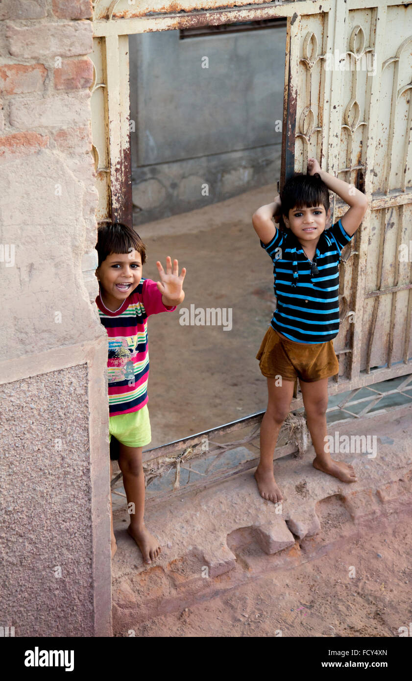 glückliche Kinder sagen Hallo Tür Mandawa Indien Stockfoto