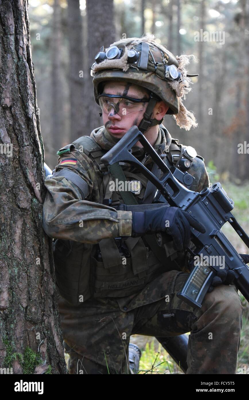 Absteigt der 2. Kompanie, 212. Mechanisierte Infanterie-Bataillon während eine Kraft auf Kraft Trainingsübung im Trainingszentrum deutschen Armee Kampf Stockfoto