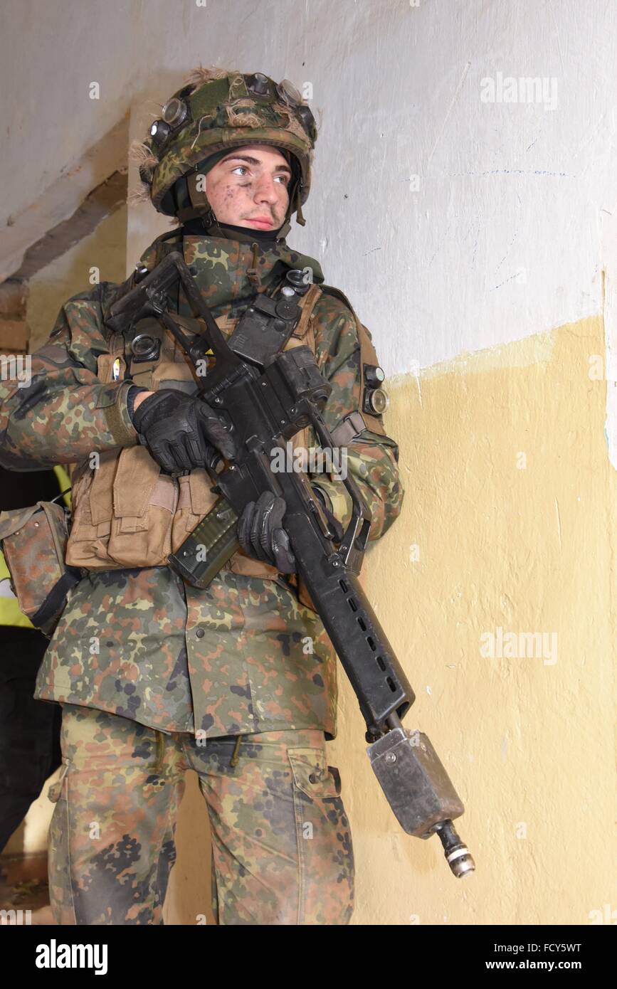 Absteigt der 2. Kompanie, 212. Mechanisierte InfanterieBataillon