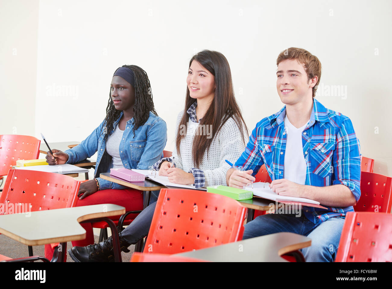 Interracial Gruppe von Studenten, die Notizen in der Klasse Stockfoto