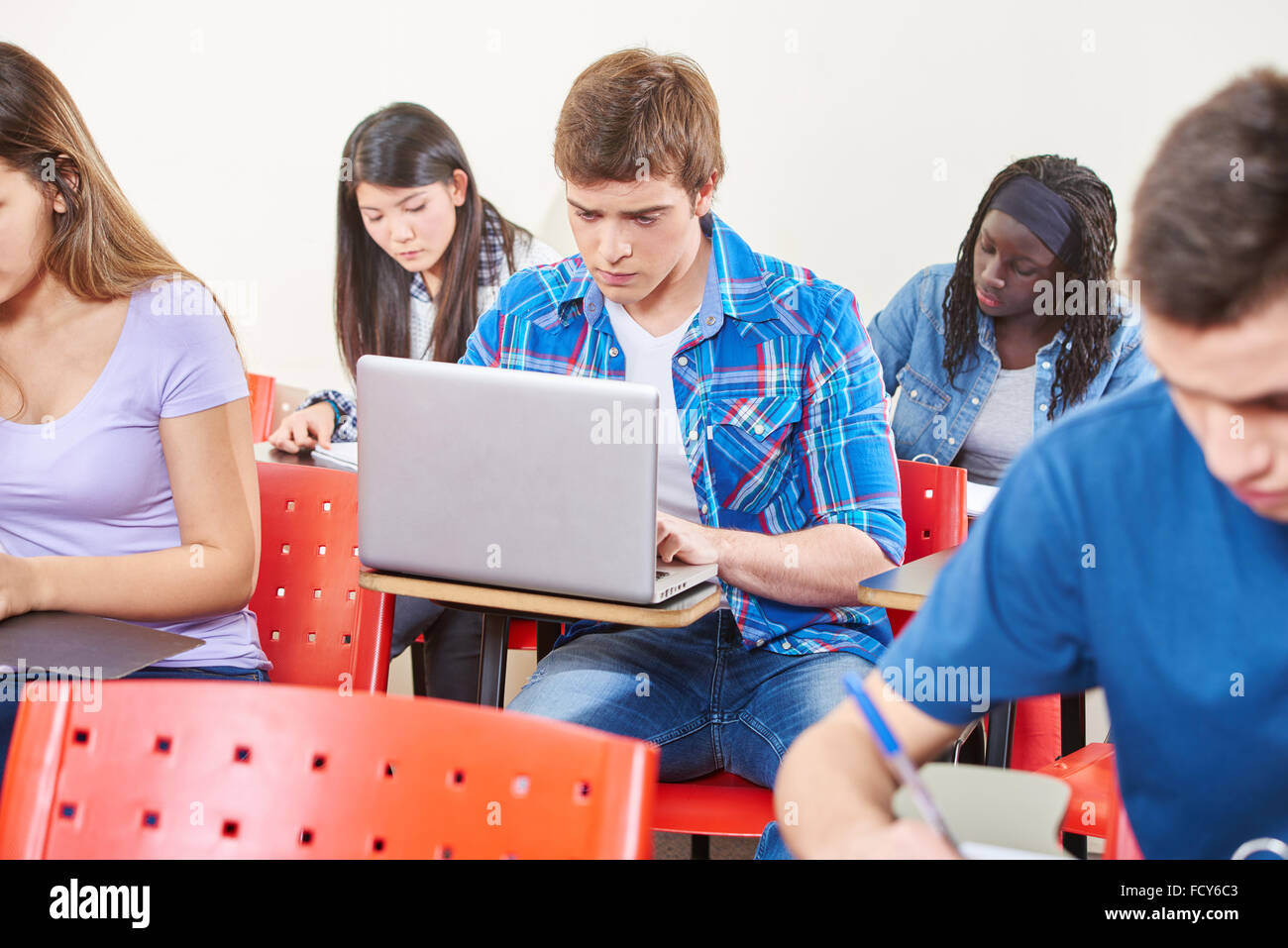 Student mit Laptop im Unterricht in der Schule lernen Stockfoto