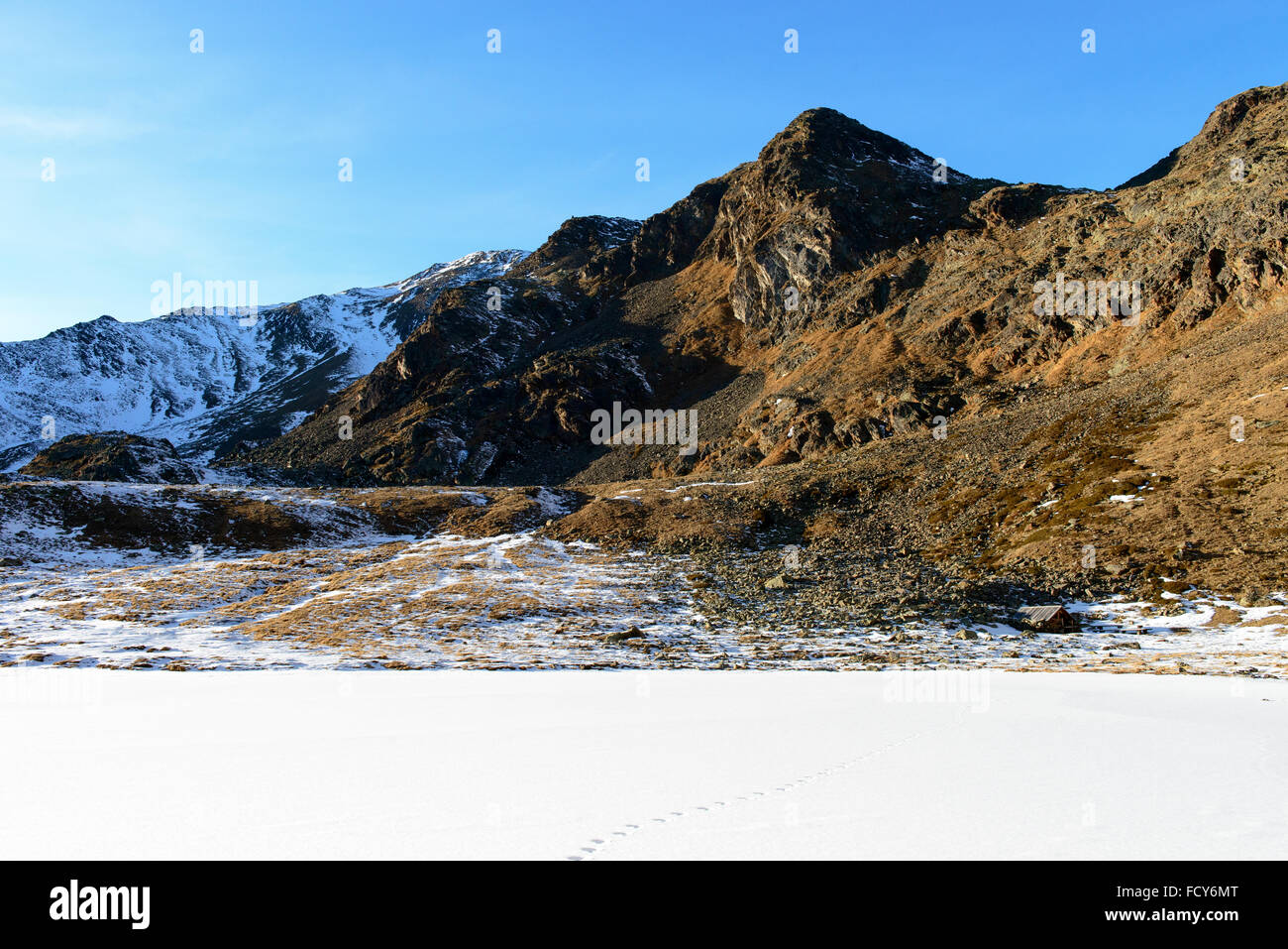 Schitag Auf Zugefrorenen sehen / Winterwandern auf zugefrorenen See Stockfoto