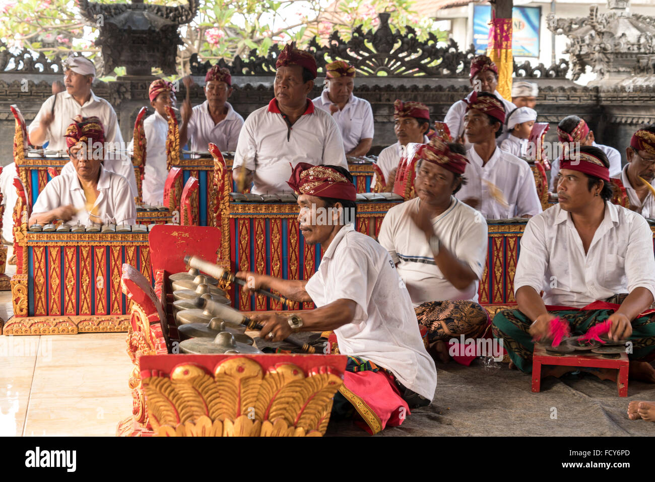 traditionellen Gamelan-Ensemble während einer Tempelzeremonie in Lovina Bali, Indonesien Stockfoto