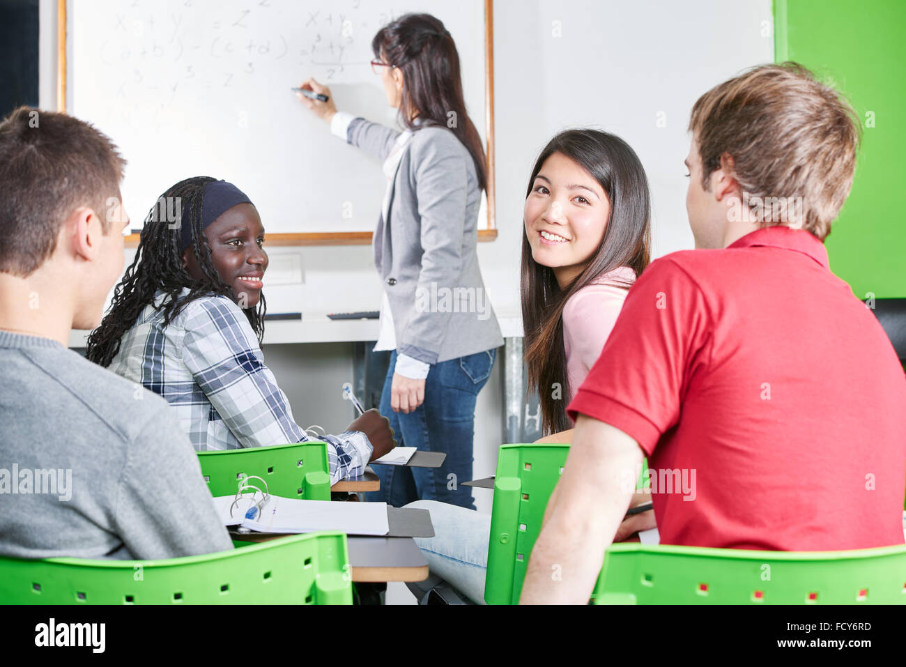 Glückliche Jugendliche im Matheunterricht in ihrer High School Stockfoto