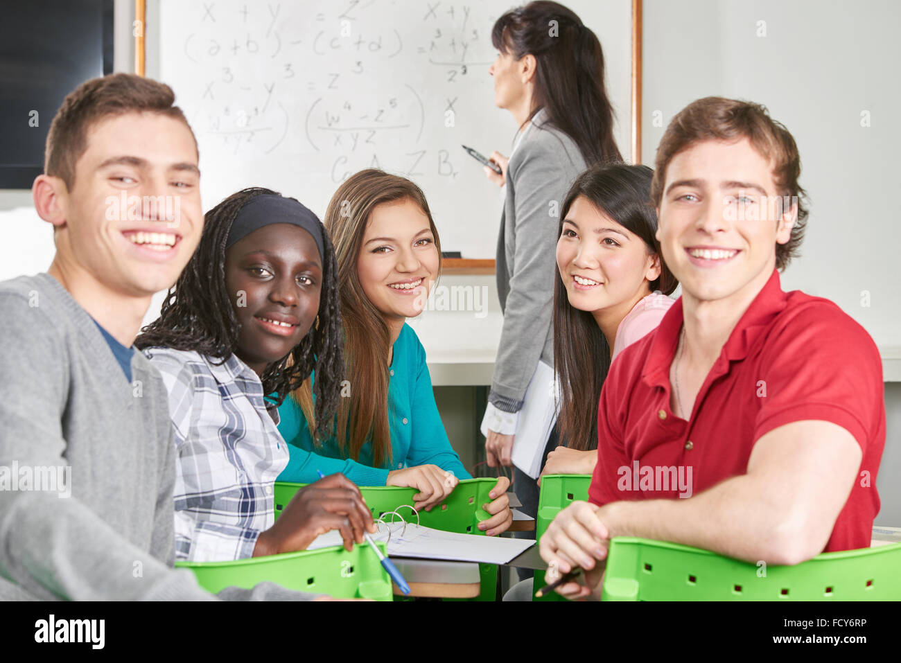 Interracial Gruppe von Jugendlichen Studenten im Matheunterricht Stockfoto