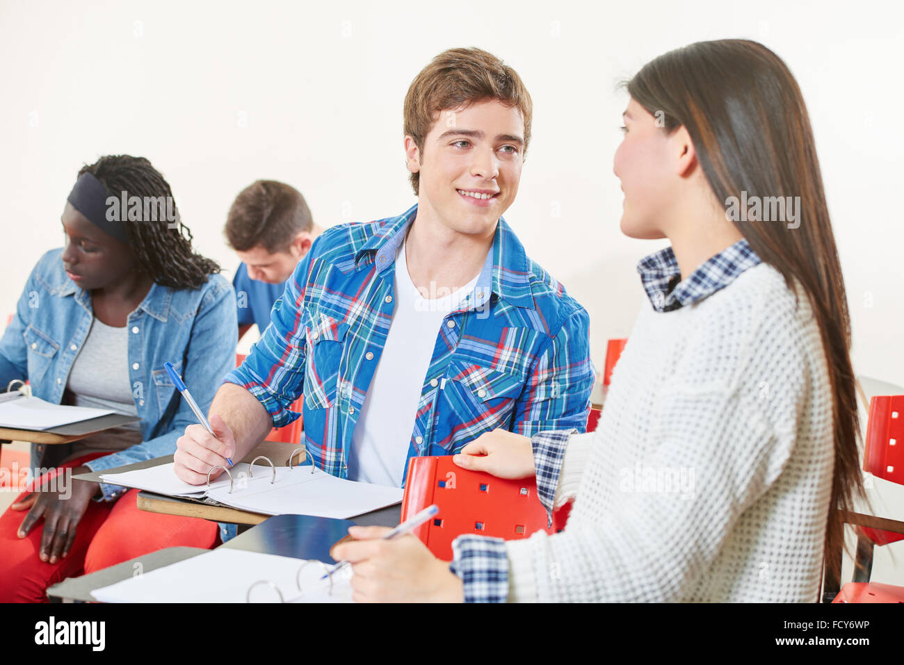 Jungen und Mädchen flirten in der Klasse an ihrer High school Stockfoto