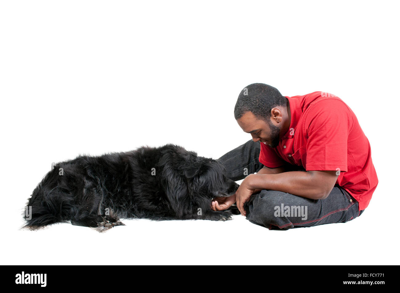 Black African American Mann mit einem Hund spielen Stockfoto