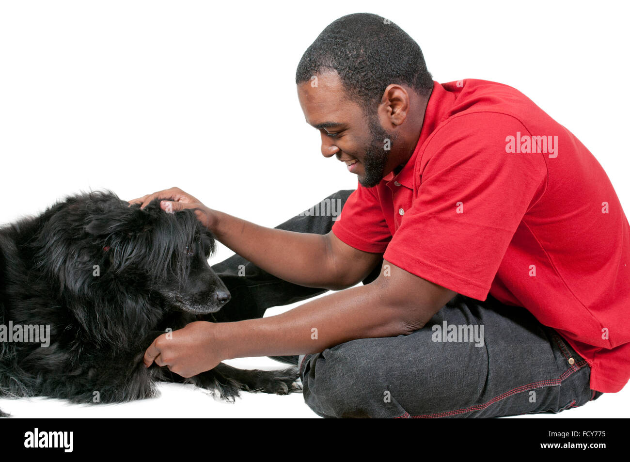 Black African American Mann mit einem Hund spielen Stockfoto