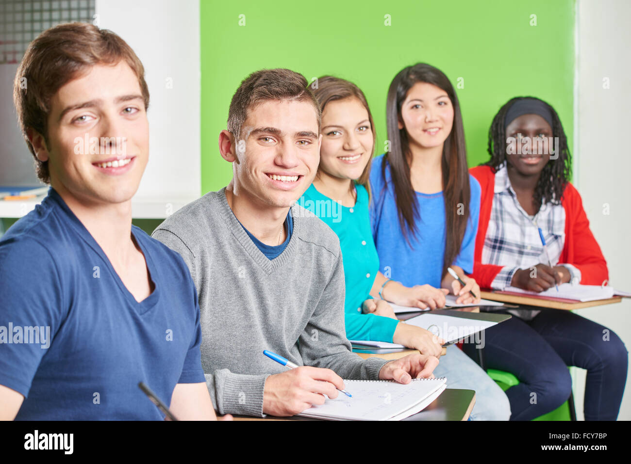 Interracial Gruppe von Jugendlichen Studenten auf einem test Stockfoto