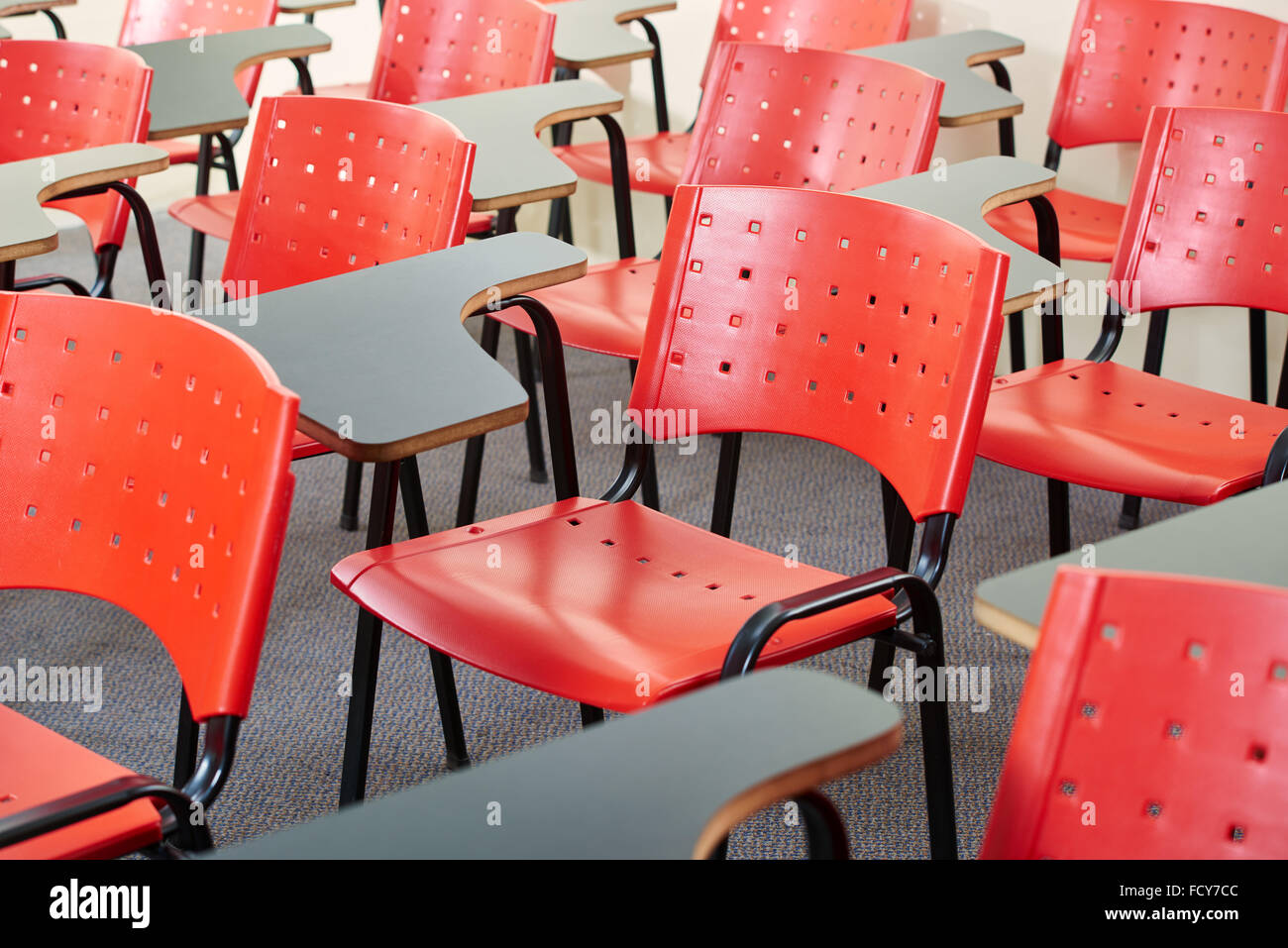 Leere Klassenzimmer mit Stühlen in einer High school Stockfoto
