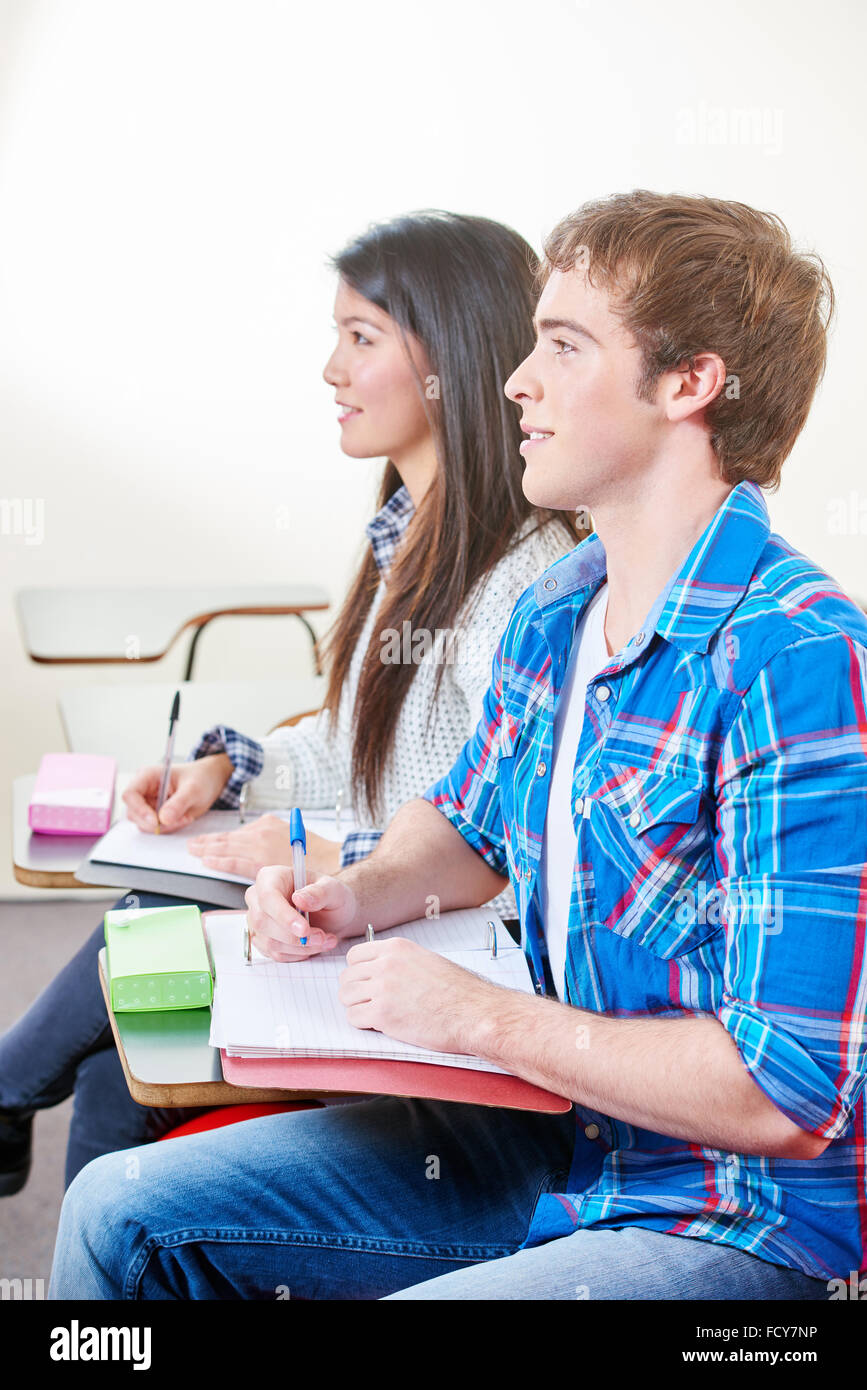 Zwei Studenten lernen in der Klasse und Notizen Stockfoto