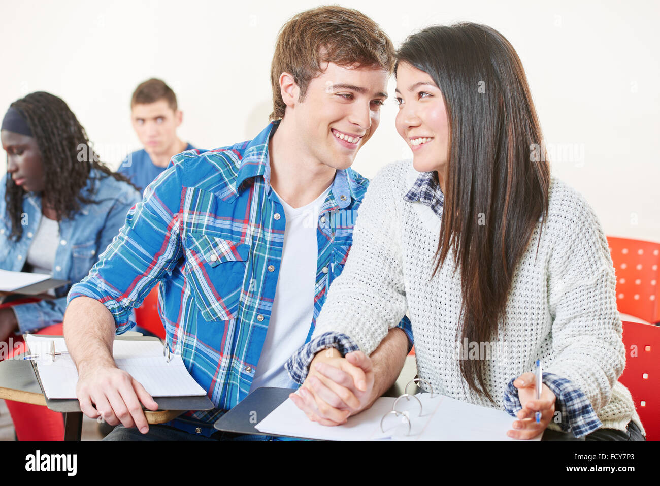 Teenages in der Liebe Hand in Hand während des Unterrichts an der High school Stockfoto