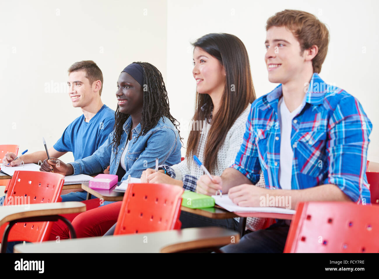 Interracial Gruppe von Studenten Lächeln in ihrem Klassenzimmer Stockfoto