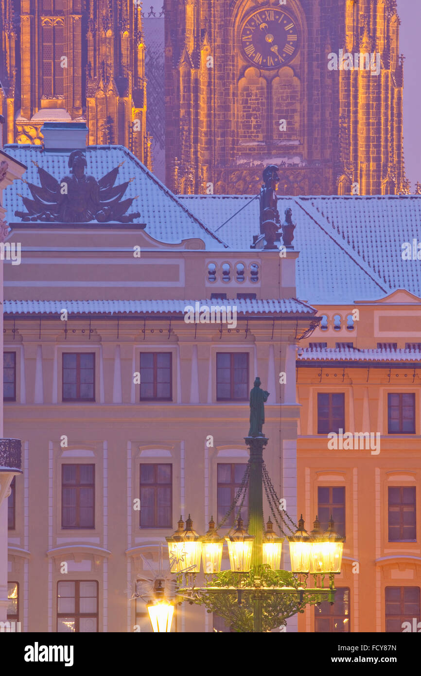 Tschechische Republik, Prag - Burg Hradschin, St.-Veits-Dom und Laterne in der Abenddämmerung. Stockfoto
