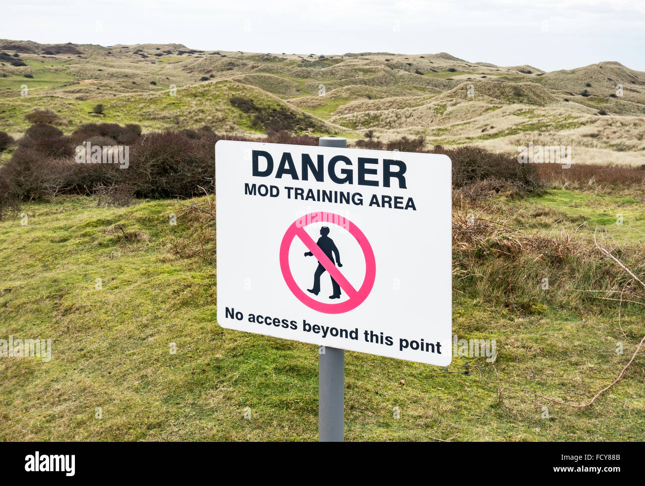 Ein Warnzeichen des Verteidigungsministeriums in Dünenwanderungen Dunes in Cornwall, Großbritannien Stockfoto