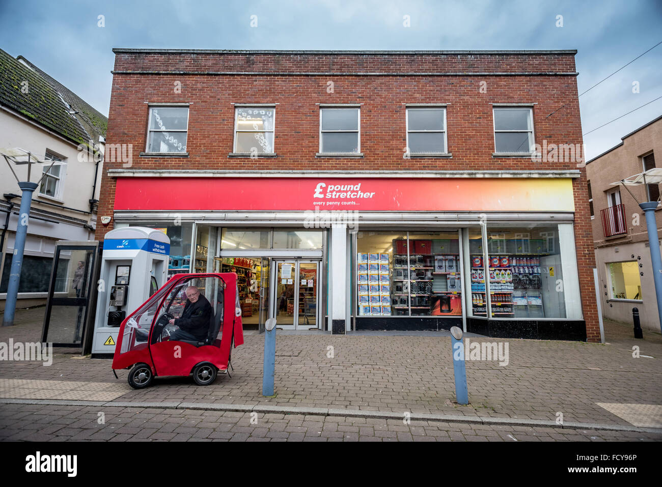 Szenen der Entbehrung in der heruntergekommenen Gegend High Street von Newhaven in East Sussex. Stockfoto