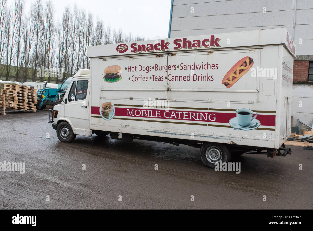 Die repurposed Snack Shack van bereit für die halbe Stunde Fahrt nach Dunkerque Lager Essen zu liefern.  Flüchtling Gemeinschaftsküche ein Stockfoto