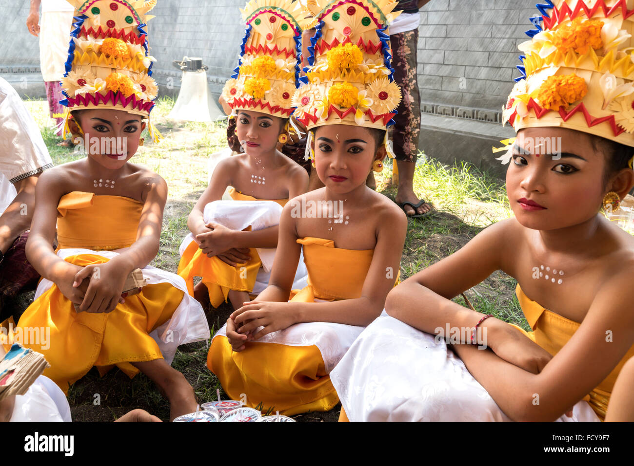 junge Bali Tänzer warten oder ihre Leistung während einer Tempelzeremonie in Lovina Bali, Indonesien Stockfoto
