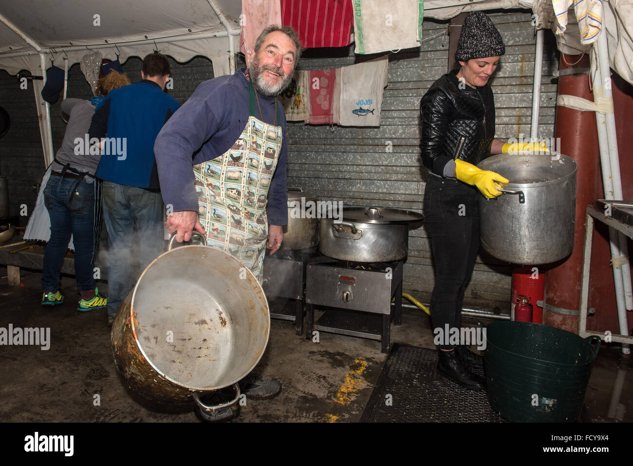 Weitere Topf Waschen zu tun aber die Freiwilligen sind immer noch lächelnd!  Flüchtling Gemeinschaftsküche im L'Auberge des Migranten International Stockfoto
