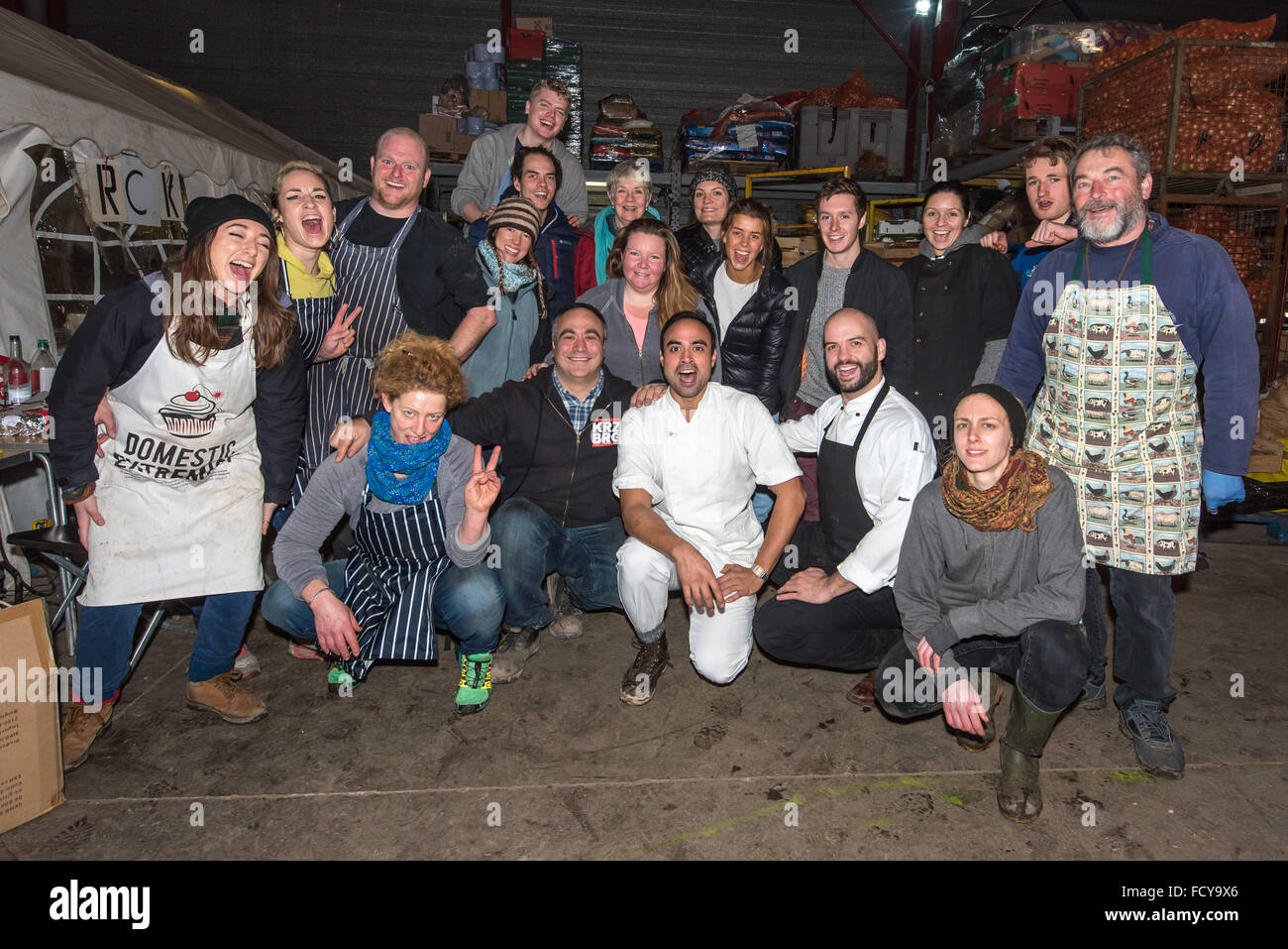 L-R Startreihe: Lana O'Sullivan, Nikki Billington, Steve Bedlam, Kevin Mikalian, Justin Alexander Horne, Liepa Kuraitė. 2. Zeile: Stockfoto
