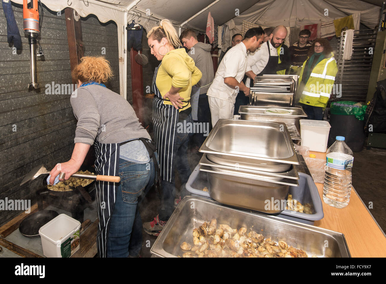 Beschäftigt in der Küche - Nikki Billington, Aoife Sweeney, Kevin Mikalian, Justin Alexander Horne. Flüchtling Gemeinschaftsküche in l Stockfoto