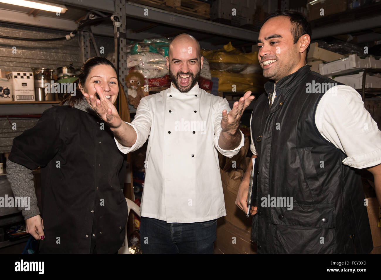 Freiwillige Alice Gilsenen, Köche Justin Alexander Horne und Kevin Mikalian in der Flüchtling Gemeinschaftsküche im L'Auberge des Mi Stockfoto