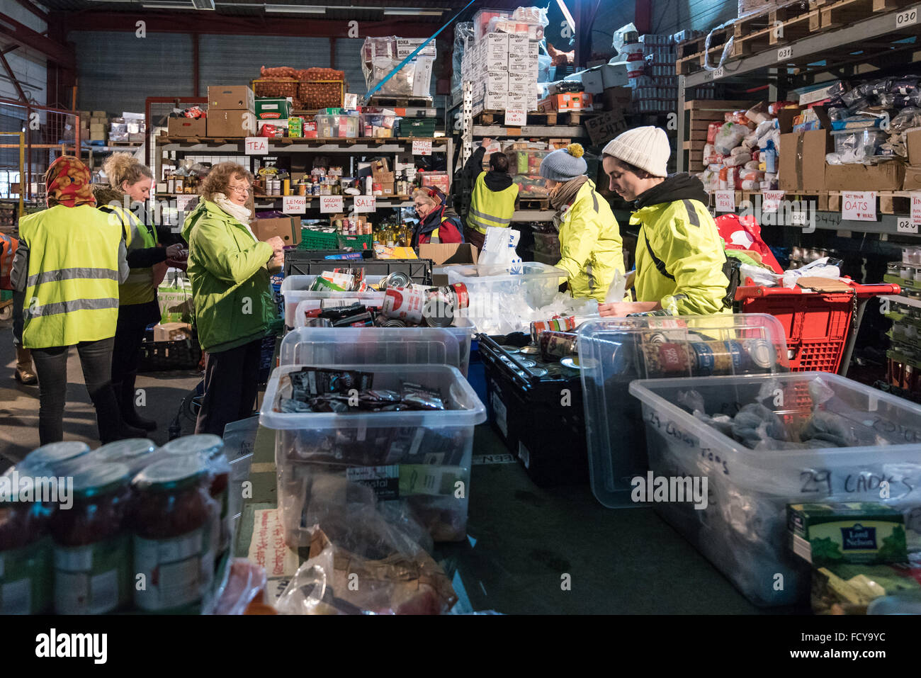 Freiwillige sortieren und packen Lebensmittelpakete, die Flüchtlingslager zu nehmen.  Flüchtling Gemeinschaftsküche im L'Auberge des Migranten Interna Stockfoto