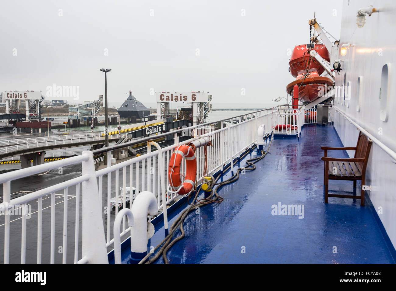 Blick vom Boot - Ankunft in Calais Ferry terminal Hafen. Foto © Julia Claxton Stockfoto
