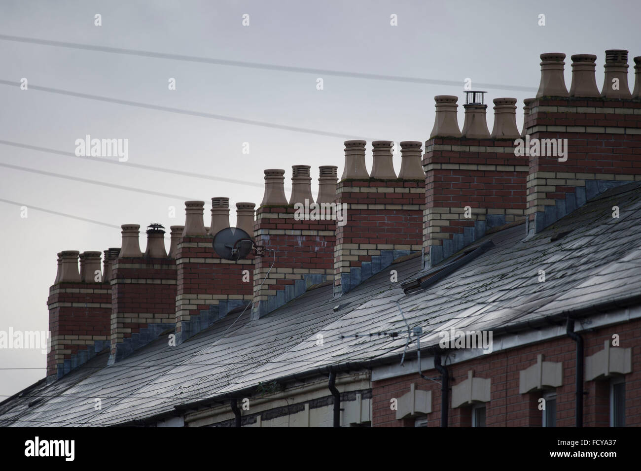 Schornsteine auf Reihenhäuser in Cardiff, Südwales. Stockfoto